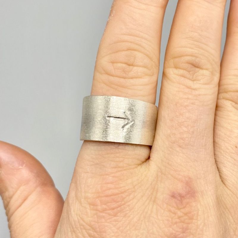 mattad bred unisexring med vikingapil