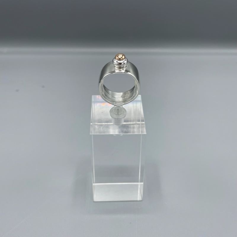 maffig bred silverring med guldkula 18k