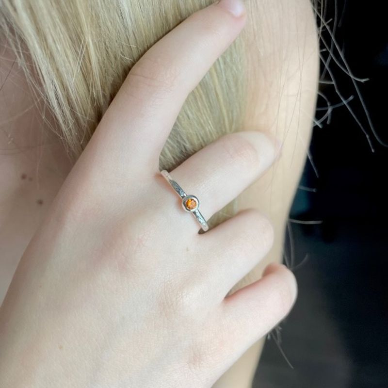 Nätt silverring med stenar i olika färger