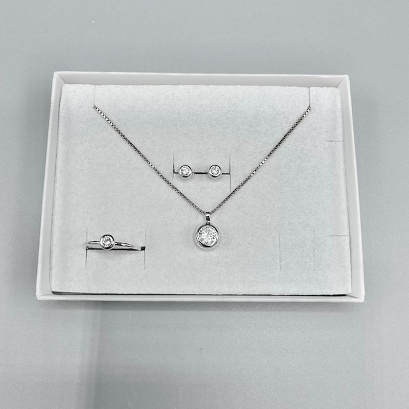 stilrent smyckeset i olika färger