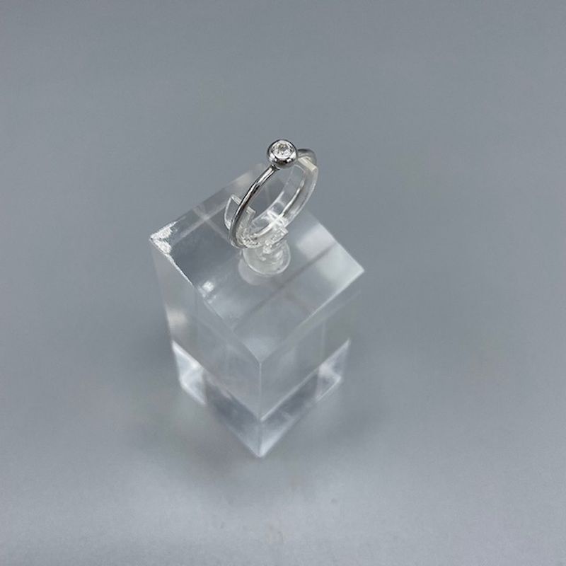 Nätt silverring med stenar i olika färger