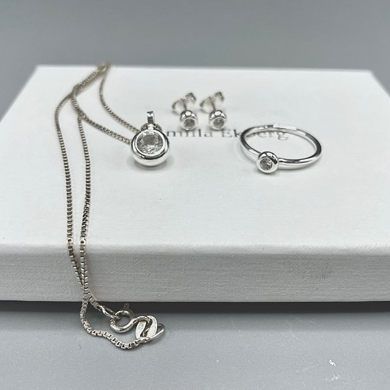 stilrent smyckeset i olika färger