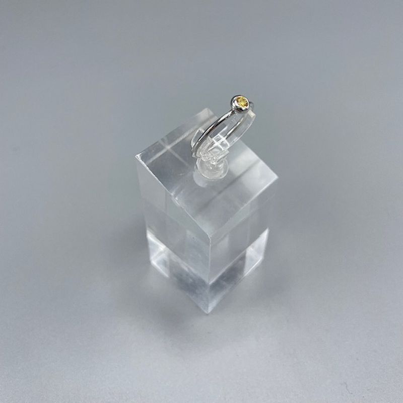 Nätt silverring med stenar i olika färger