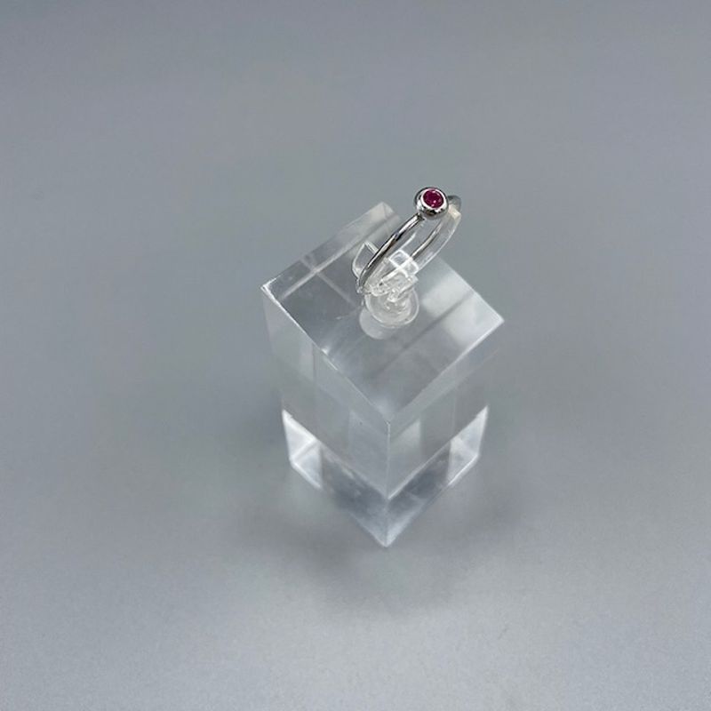 Nätt silverring med stenar i olika färger