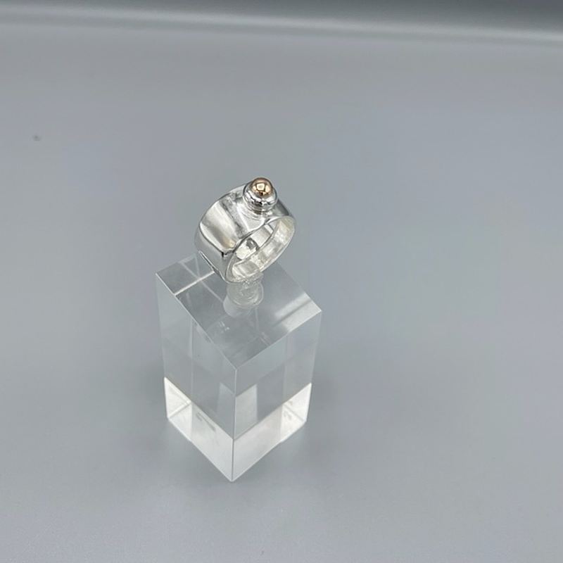 maffig bred silverring med guldkula 18k