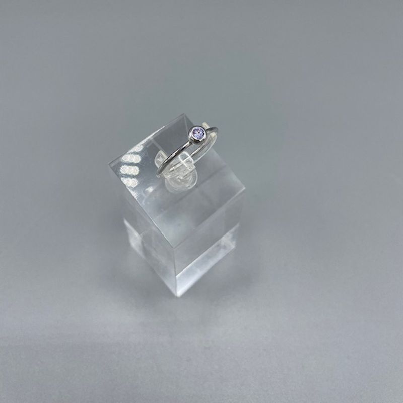 Nätt silverring med stenar i olika färger