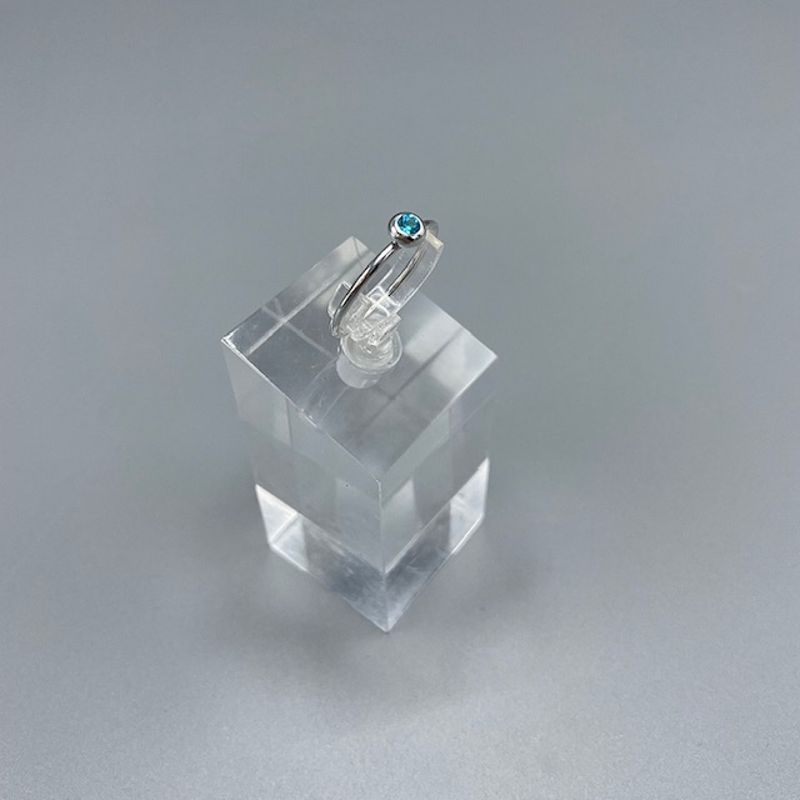 Nätt silverring med stenar i olika färger