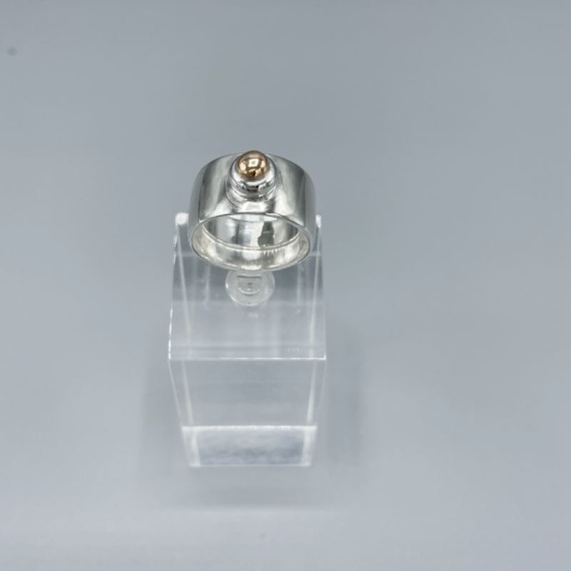 maffig bred silverring med guldkula 18k