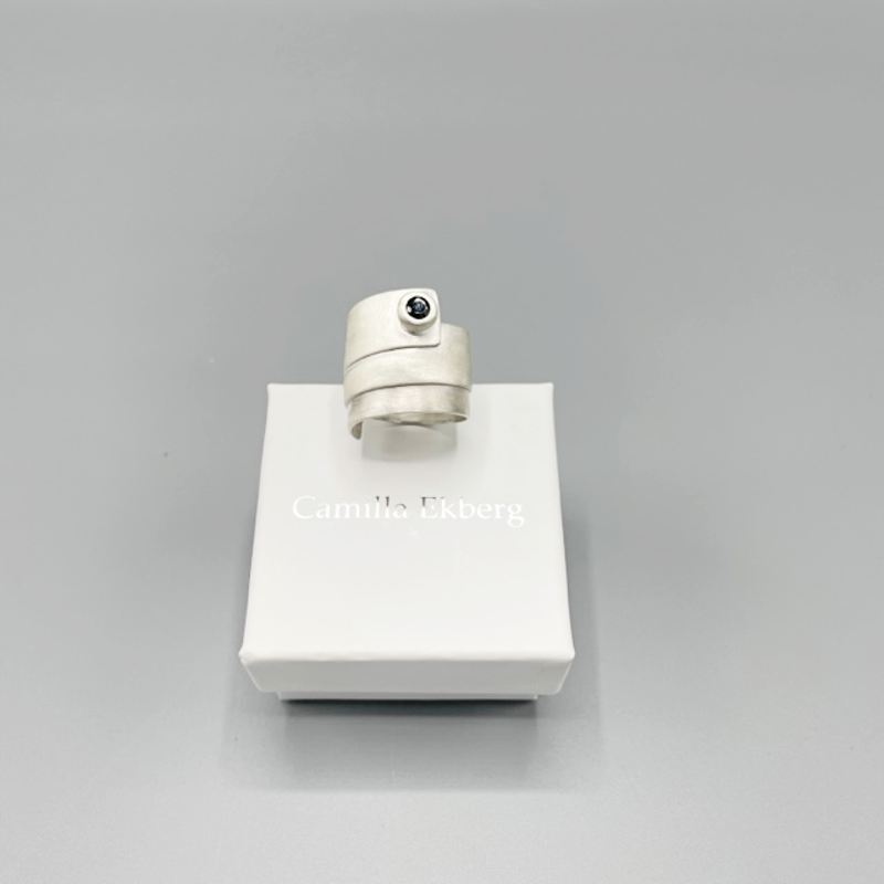 Mattad Silverring omlott med svart kubisk zirconia sten