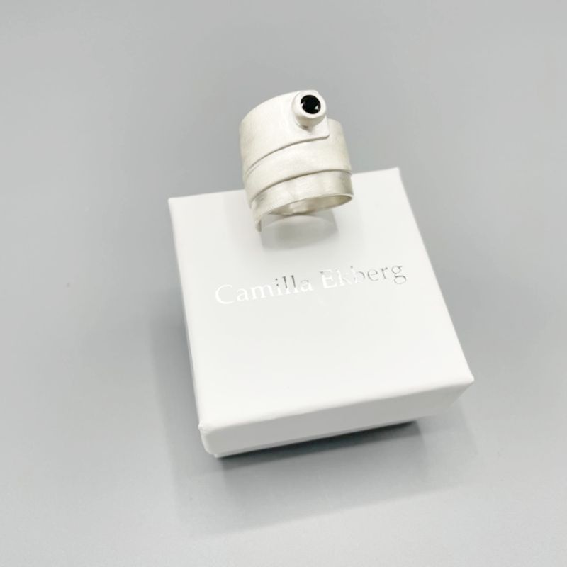 Mattad Silverring omlott med svart kubisk zirconia sten