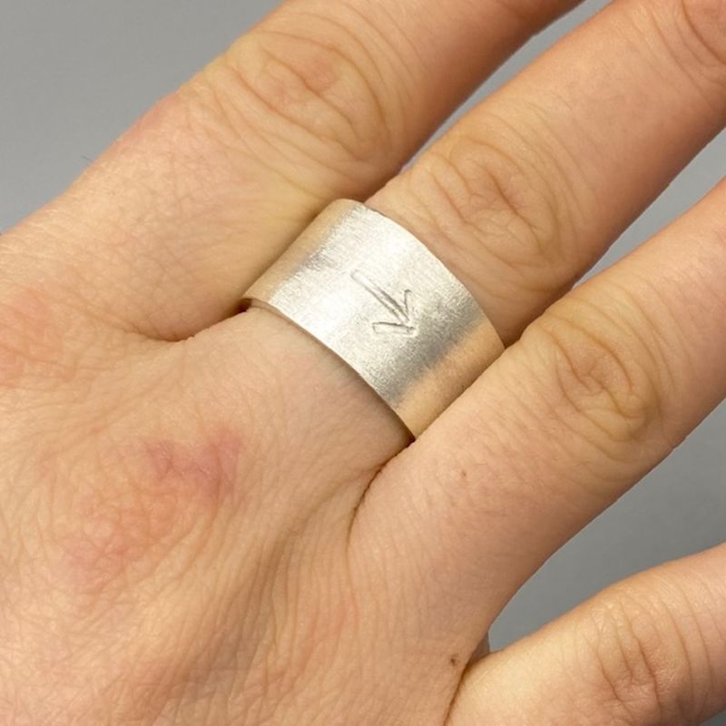 mattad bred unisexring med vikingapil