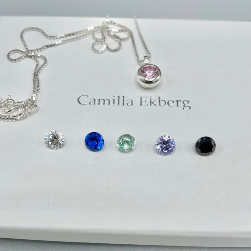 silverhalsband med stenar i olika färger