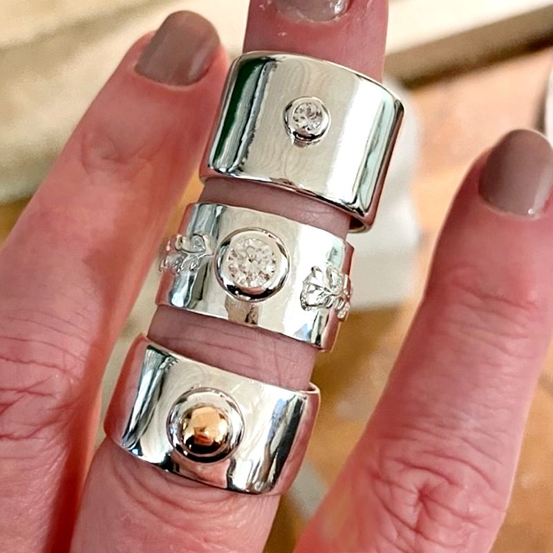 silverring med blomsterranka och äkta zirkoniasten