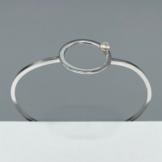 stilrent stelt silverarmband med sten