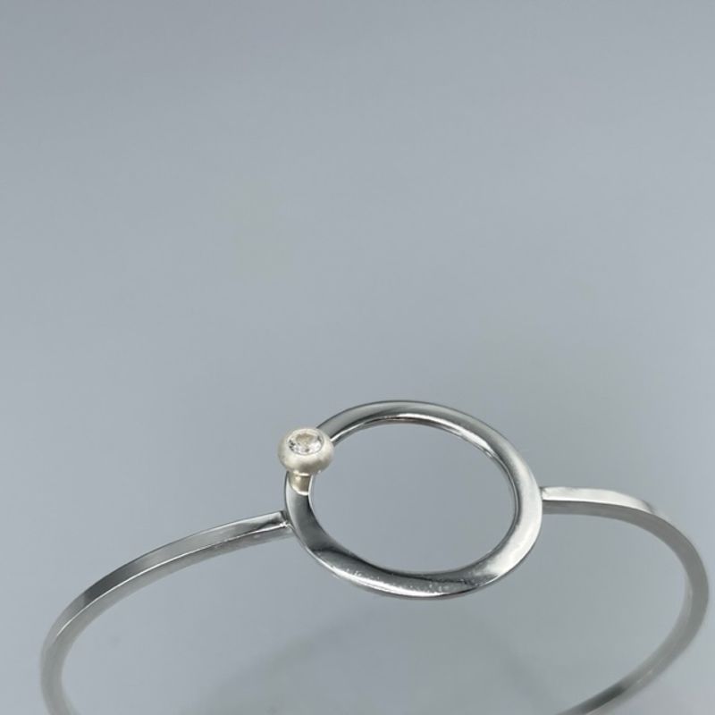 stilrent stelt silverarmband med sten