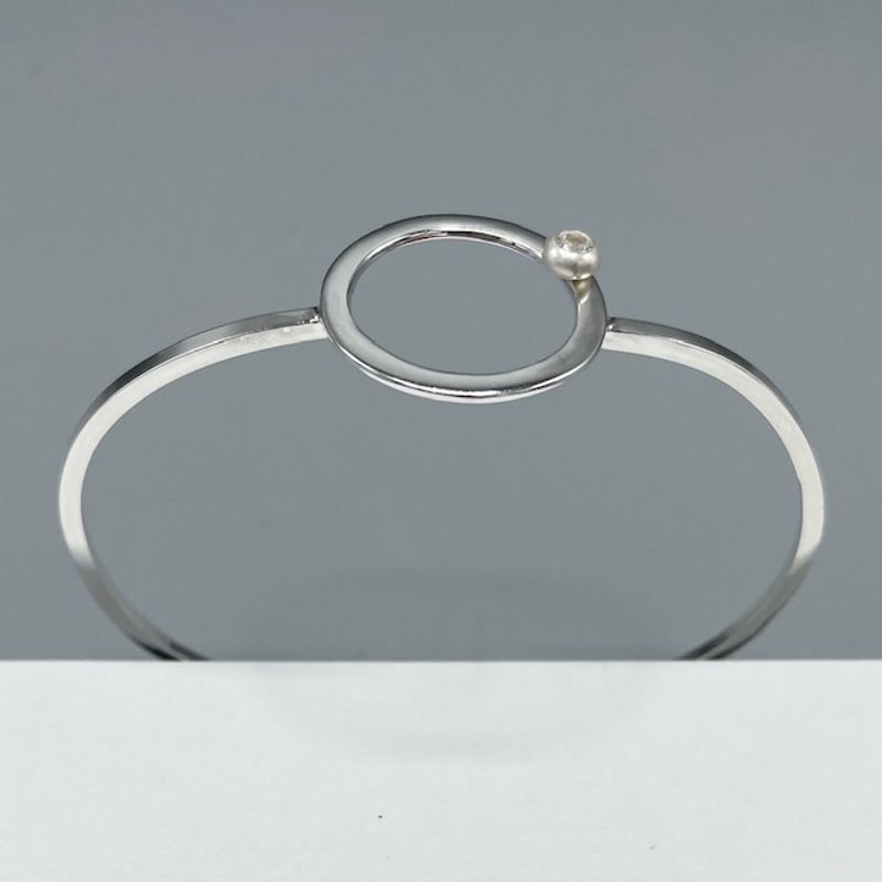 stilrent stelt silverarmband med sten