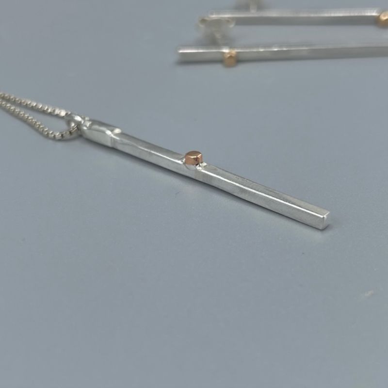 Stilrent set med guldcylindrar