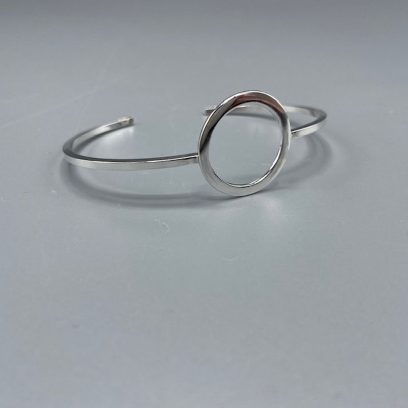 stilrent stelt silverarmband