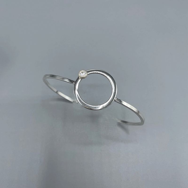 stilrent stelt silverarmband med sten