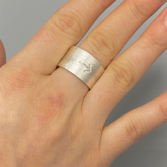 mattad bred unisexring med vikingapil