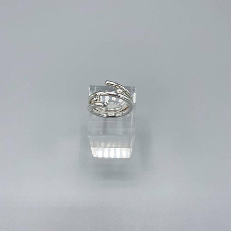 Omlott silverring med silverkulor (endast 1 exemplar kvar i strl: 19)