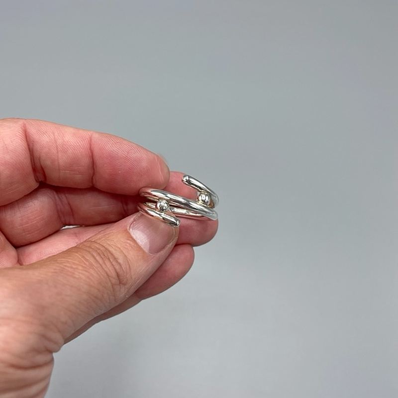 Omlott silverring med silverkulor (endast 1 exemplar kvar i strl: 19)