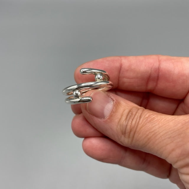 Omlott silverring med silverkulor (endast 1 exemplar kvar i strl: 19)