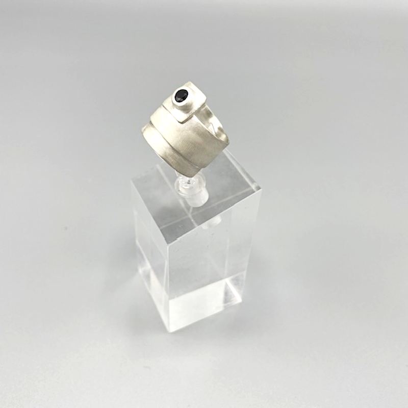 Mattad Silverring omlott med svart kubisk zirconia sten