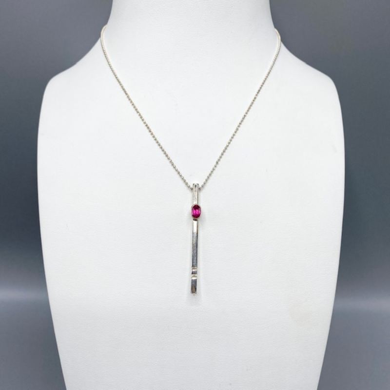Totem Cerise – Handgjort Silverhalsband med Kubisk Zirkonia