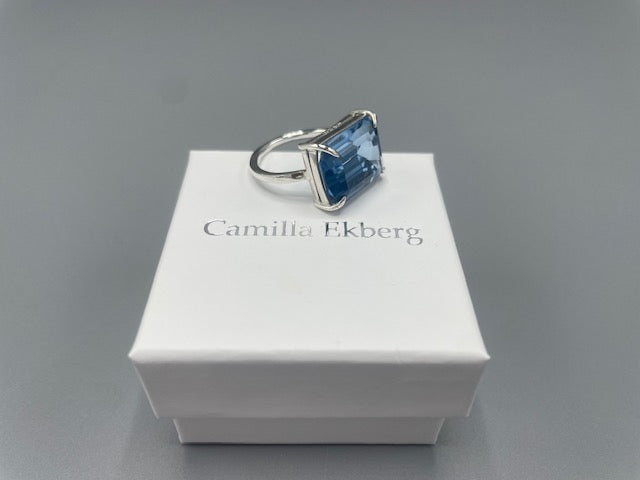 Elegant silverring med stor blå sten i klofattning.