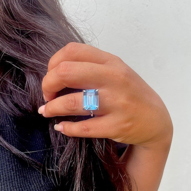 Elegant silverring med stor blå sten i klofattning.