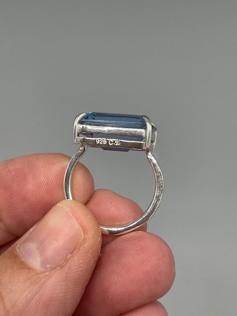 Elegant silverring med stor blå sten i klofattning.