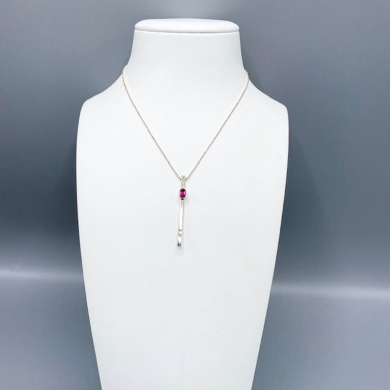 Totem Cerise – Handgjort Silverhalsband med Kubisk Zirkonia