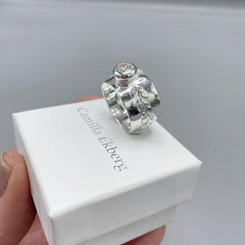 silverring med blomsterranka och äkta zirkoniasten