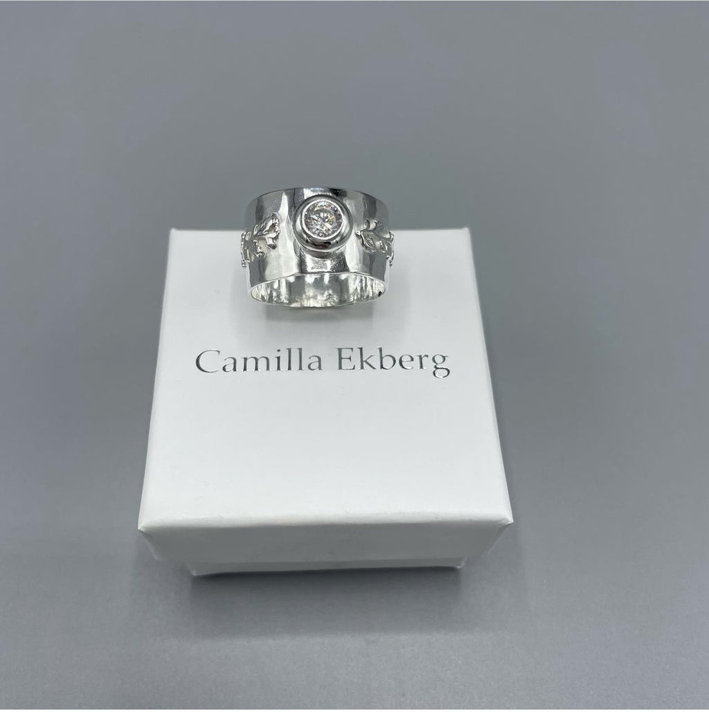 silverring med blomsterranka och äkta zirkoniasten