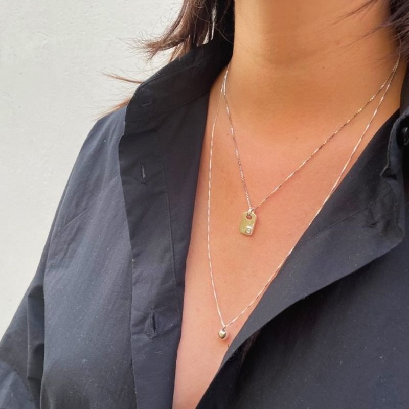 silverplatta med bokstav i venecialänk