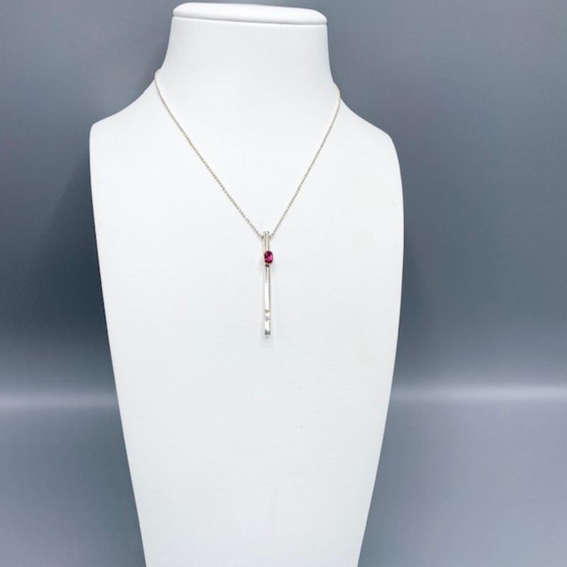 Totem Cerise – Handgjort Silverhalsband med Kubisk Zirkonia