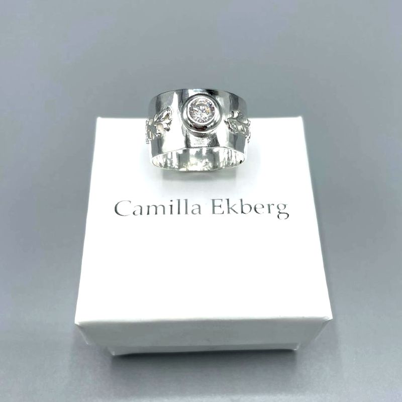 silverring med blomsterranka och äkta zirkoniasten