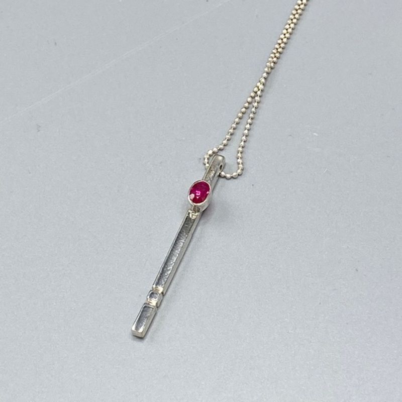Totem Cerise – Handgjort Silverhalsband med Kubisk Zirkonia