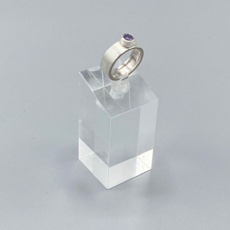 Matt silverring med ljuslila cubisk zironiasten