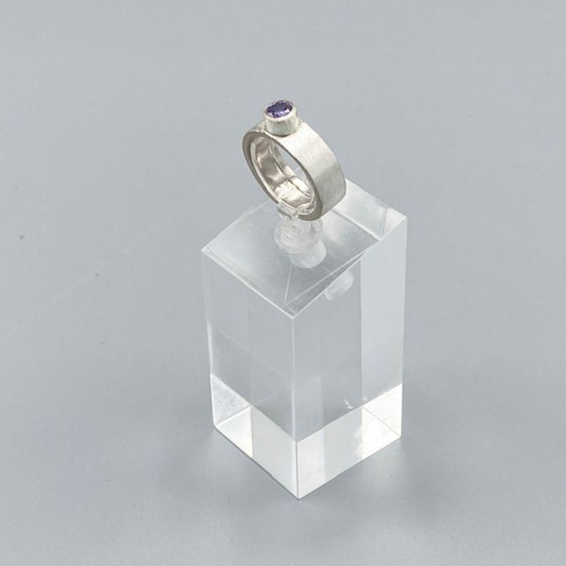 Matt silverring med ljuslila cubisk zironiasten