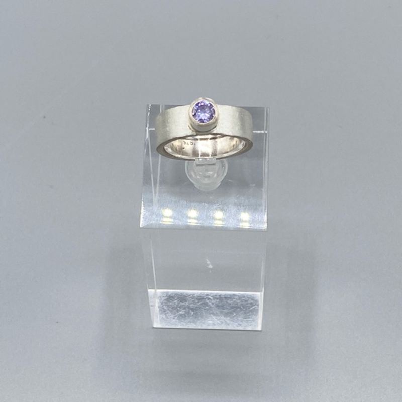 Matt silverring med ljuslila cubisk zironiasten