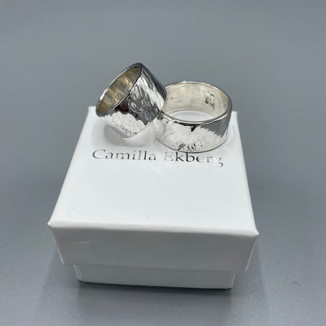 Slät handhamrad silverring