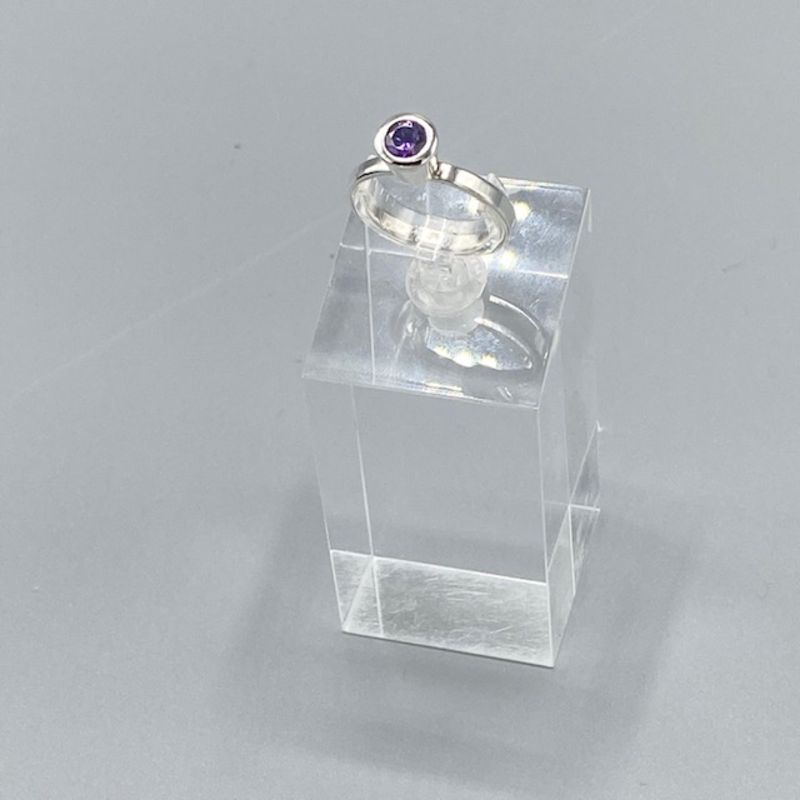 Silverring med lila cubisk zirconiasten