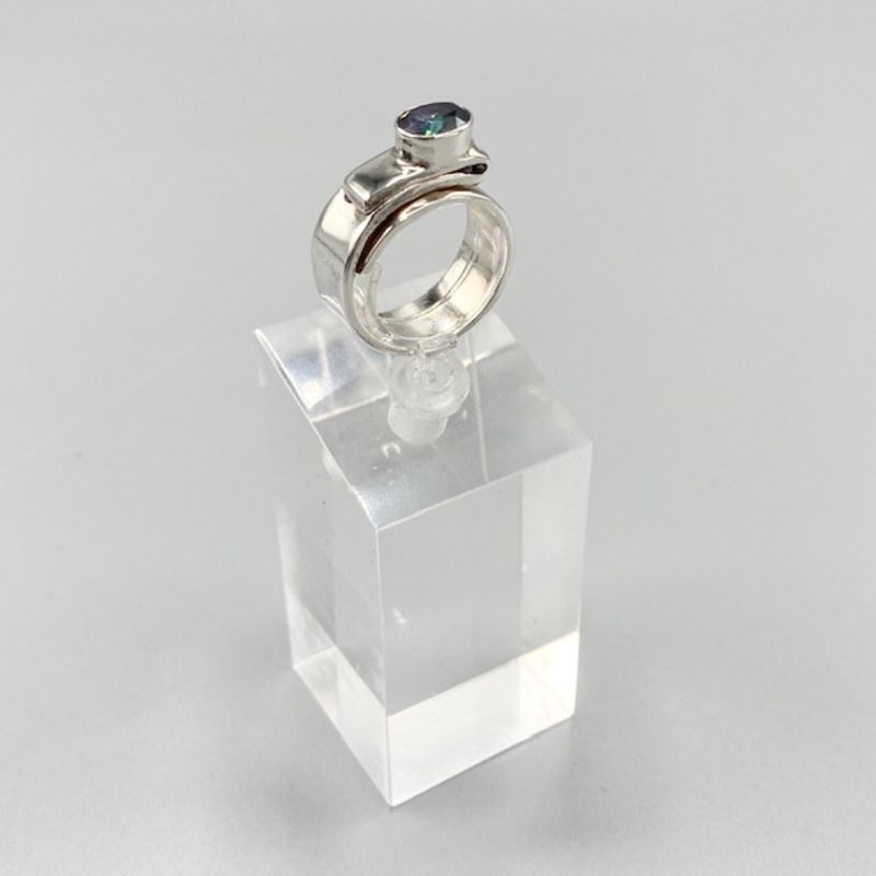 Silverring omlott med mystisk topas