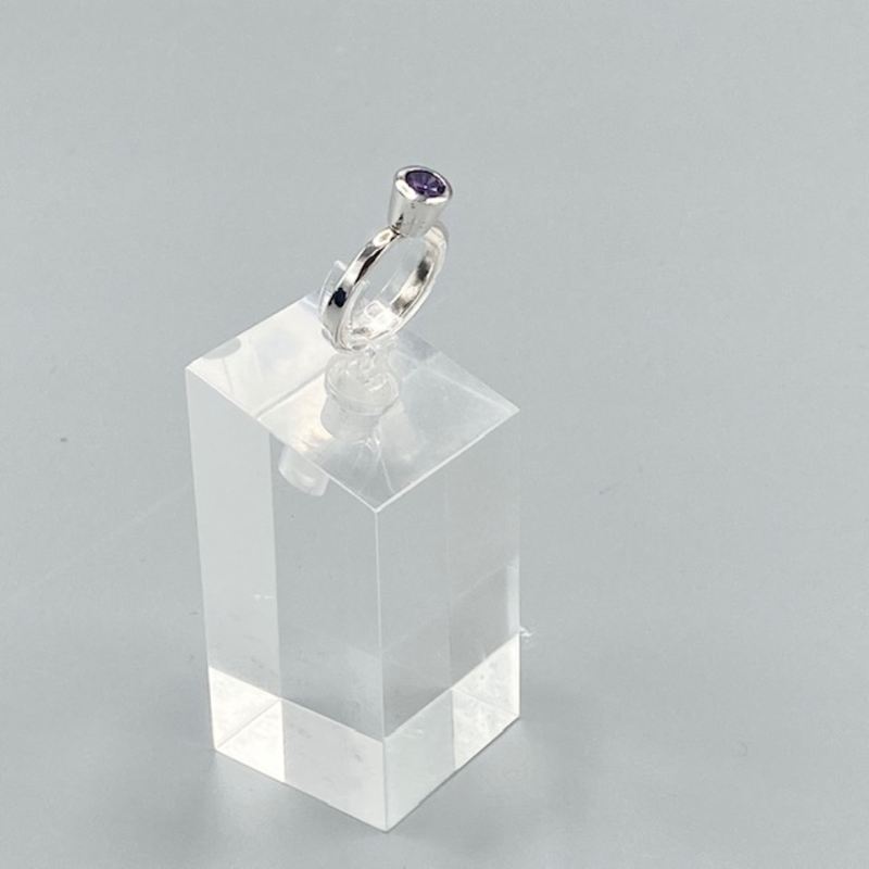 Silverring med lila cubisk zirconiasten