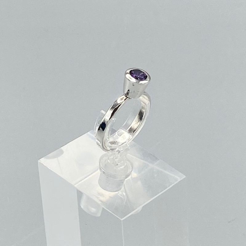 Silverring med lila cubisk zirconiasten