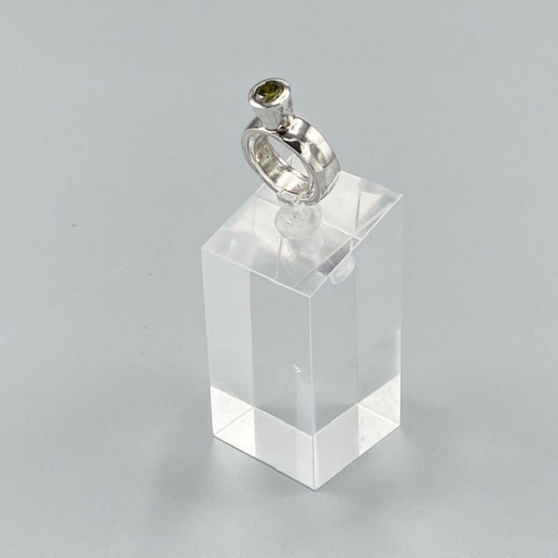 Silverring med grön cubisk zirkoniasten