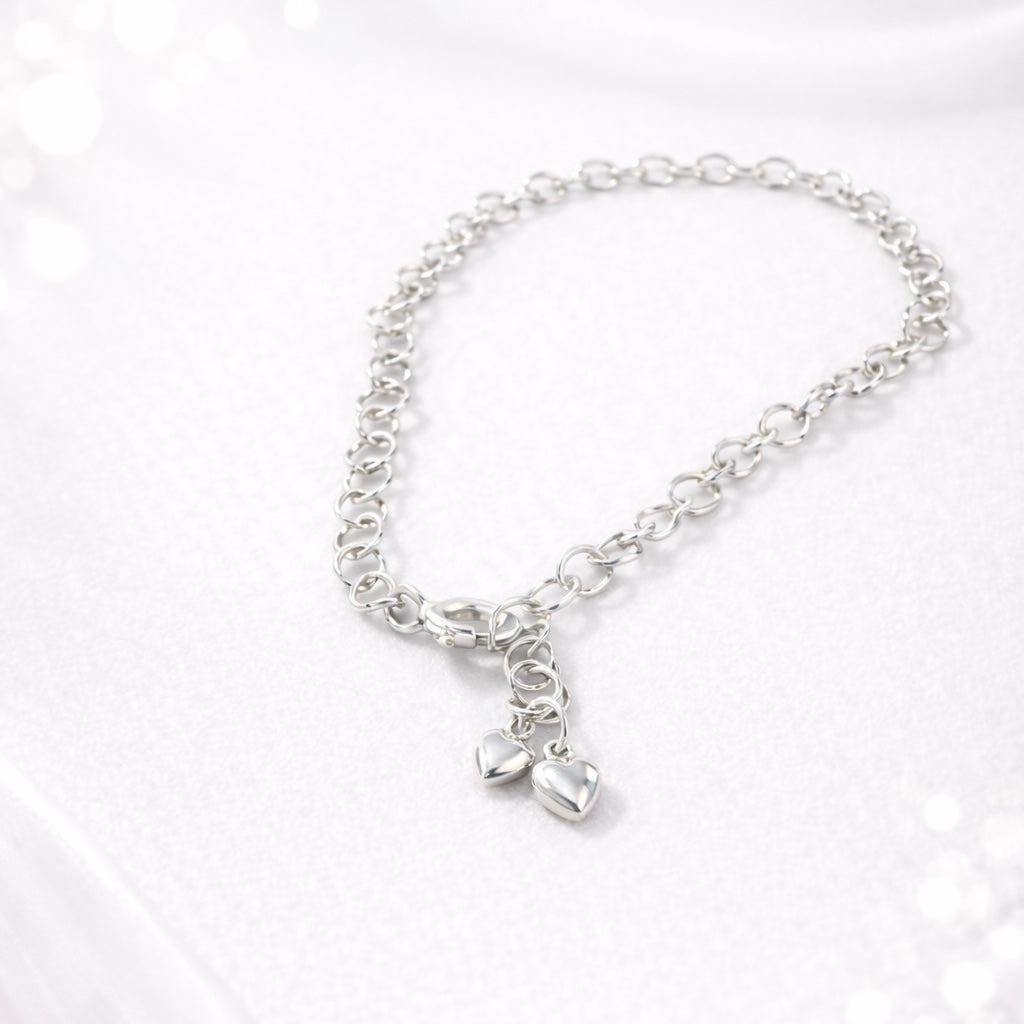 Ett armband i silver med dubbla silverhjärtan.