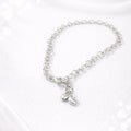Ett armband i silver med dubbla silverhjärtan.